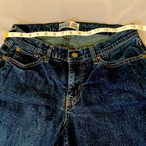 Curvy Boot cut Levi dark jeans with decorative pockets!